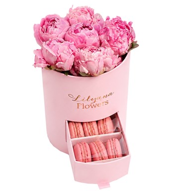 Yuvarlak Küçük Pembe Kutuda Macaronlu Pembe Şakayık